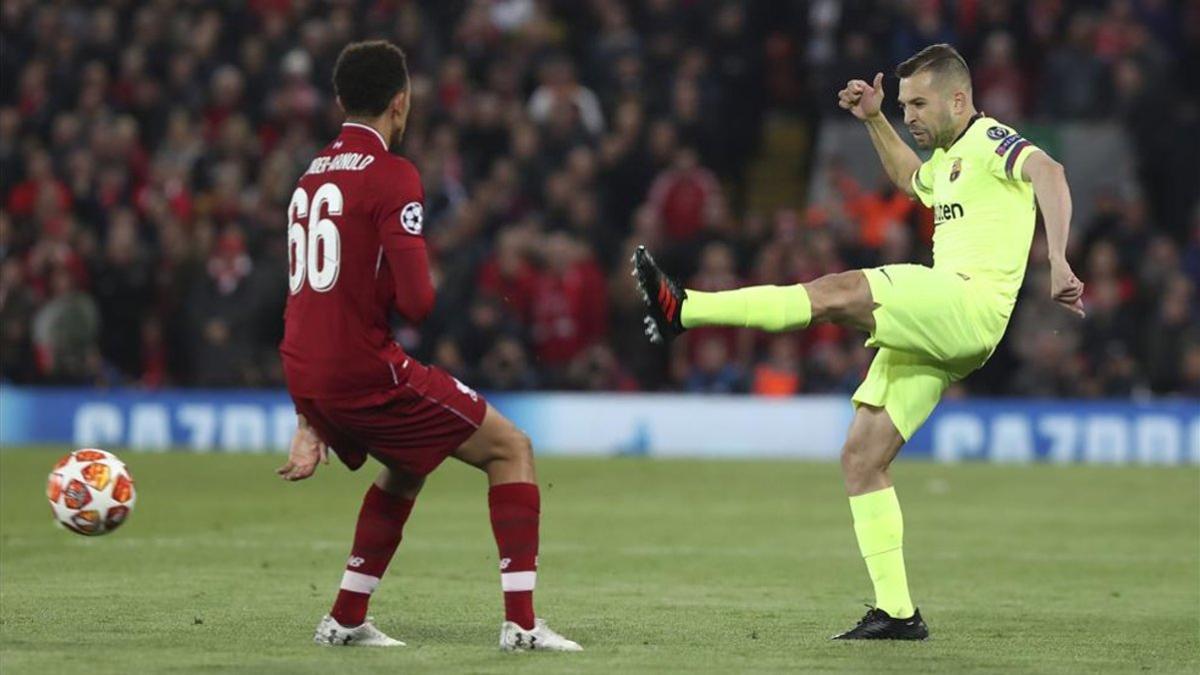 Jordi Alba firmó una actuación horrible en Anfield y se equivocó en dos de los goles del Liverpool