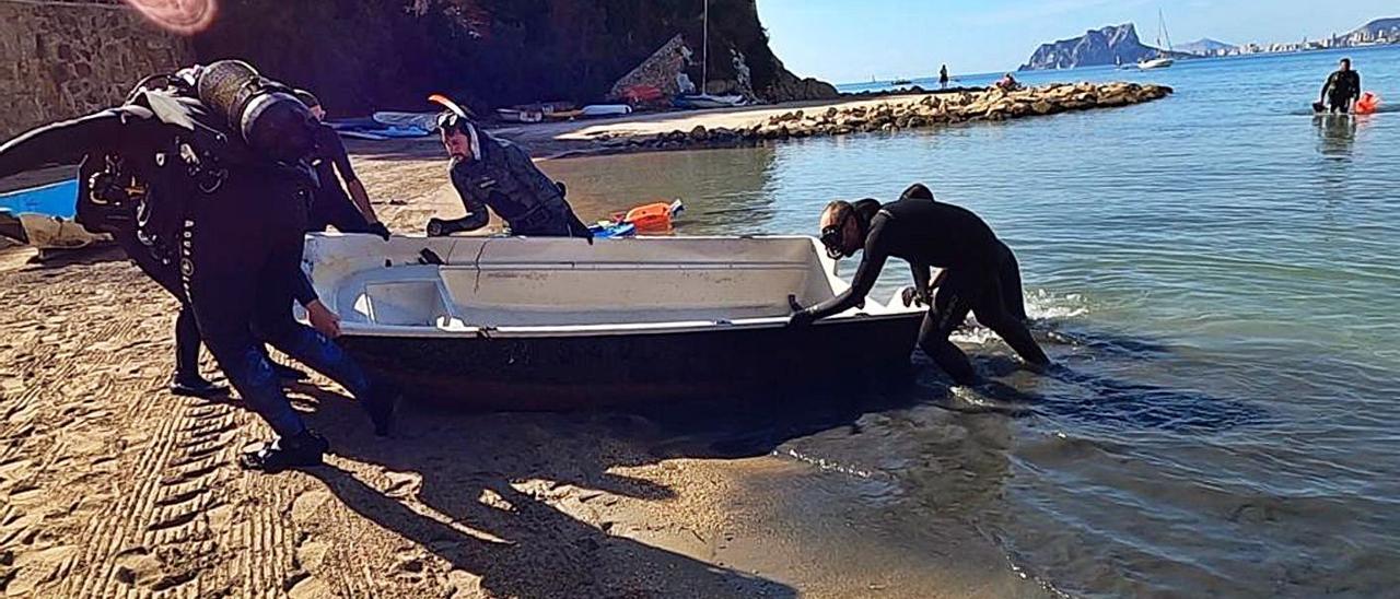 Extraen dos barcas de la playa del Portet