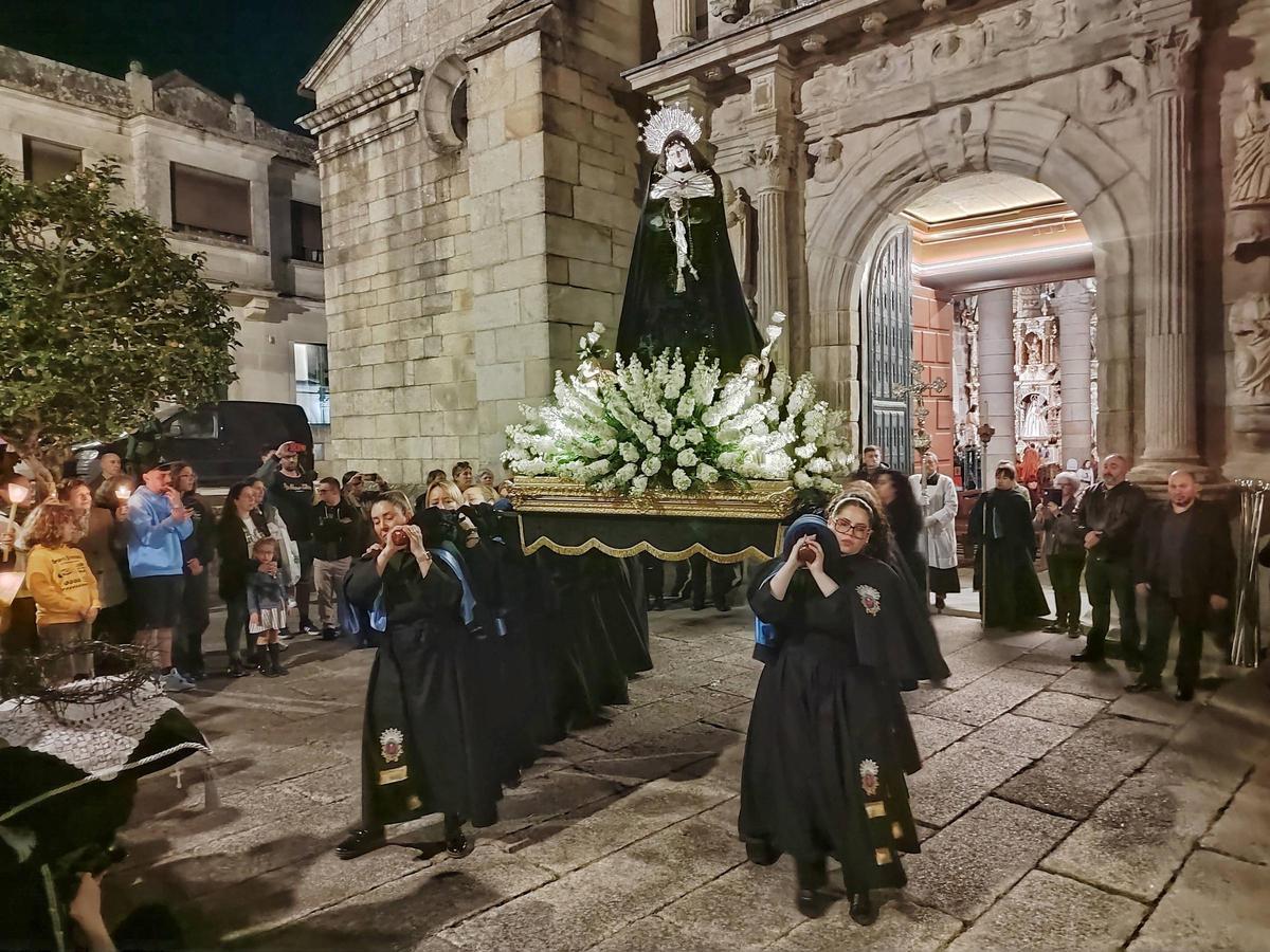 La procesión de la Soledad de María, de la Semana Santa de Cangas