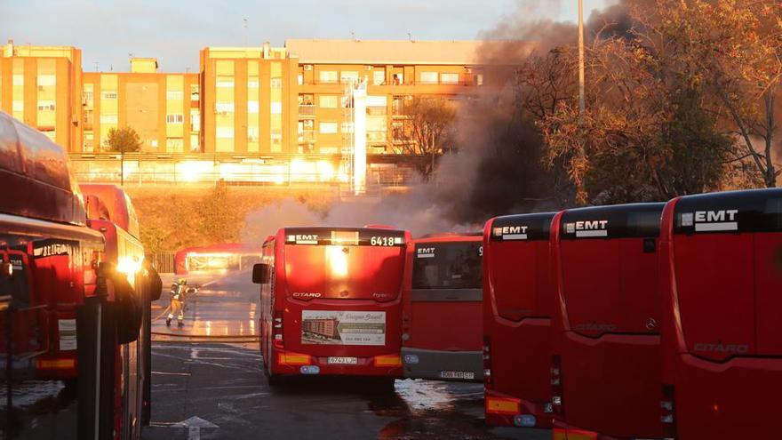 Incendio en València: el fuego devora al menos una docena de autobuses de la EMT