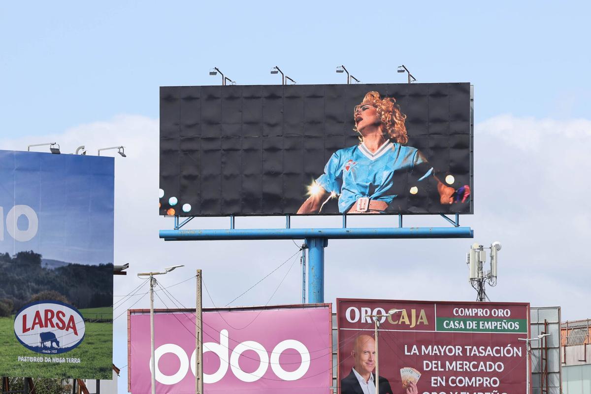 Cartel publicitario del Celta con la foto de Madonna y la elástica celeste.