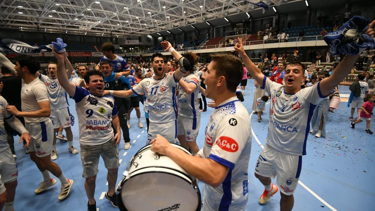 Los jugadores del Cisne celebran el salto de categoría.