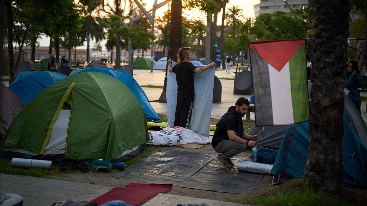 Activistas acampan junto al puerto de Barcelona en apoyo de la Flotilla de Gaza