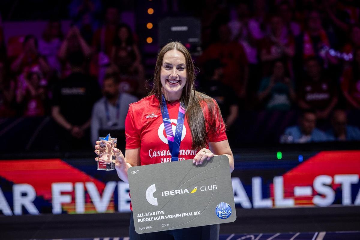 Hempe, con el trofeo de jugadora del quinteto ideal de la Final Six de la Euroliga.