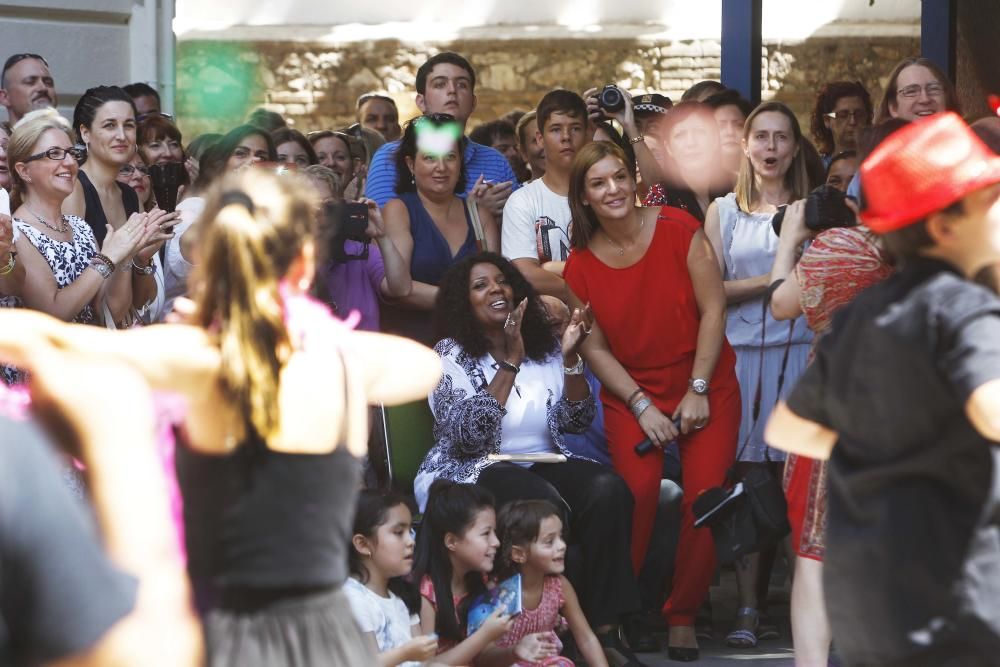 La cantante Gloria Gaynor visita el colegio público Luis Vives de Valencia