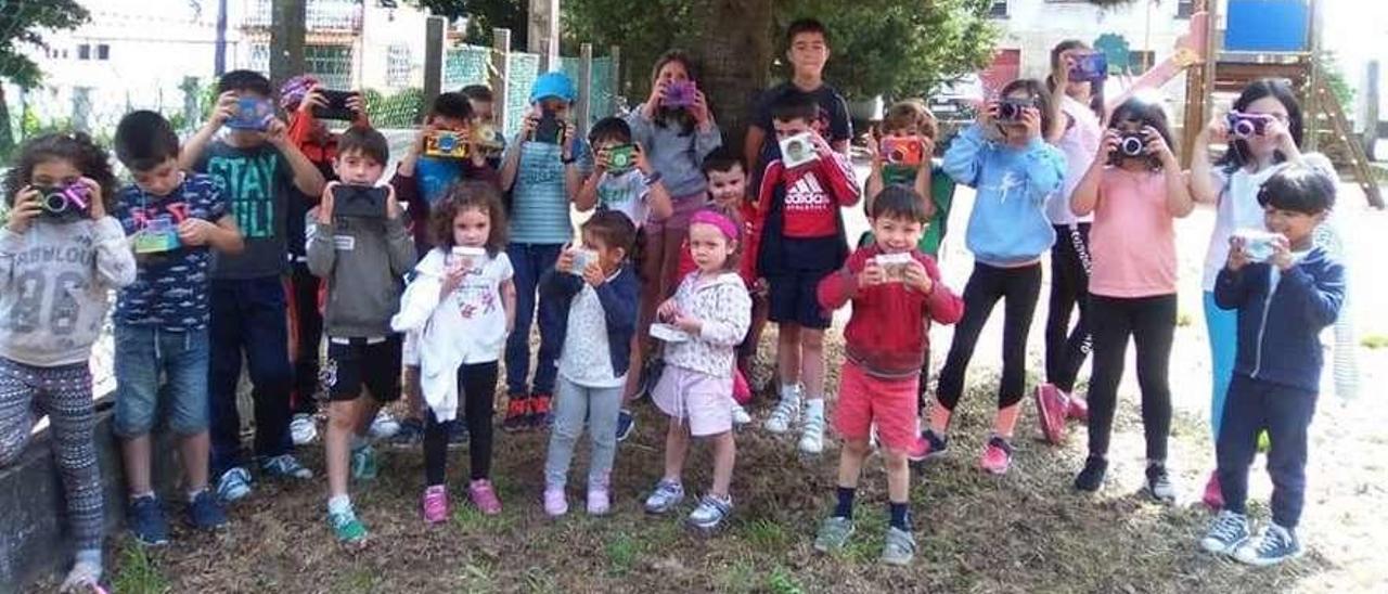 Asistentes al campamento de Laro realizan una búsqueda de tesoros por la parroquia.