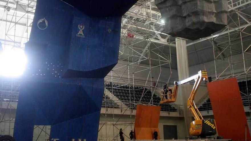 Un grupo de trabajadores, montando un rocódromo en las instalaciones de Top 30, en una imagen de archivo.