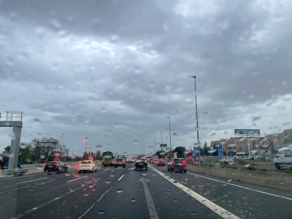 Lluvia en una carretera de Madrid.