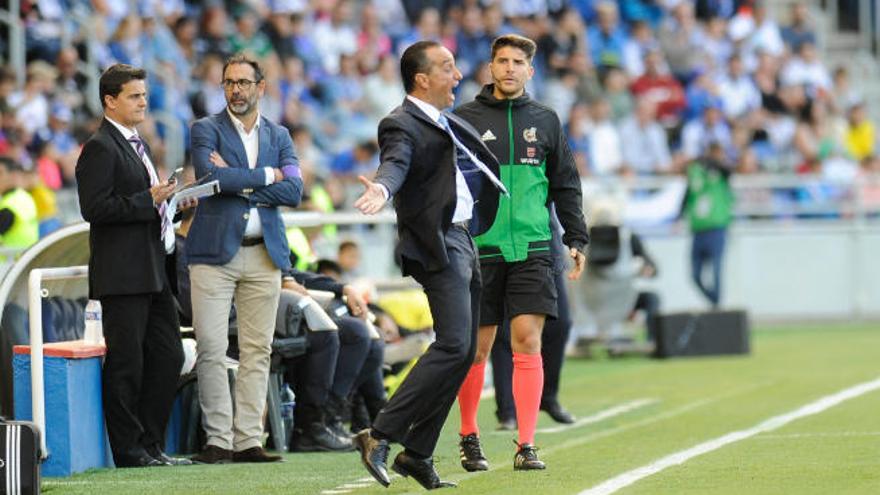 José Luis Oltra se queja amargamente por una acción del juego.