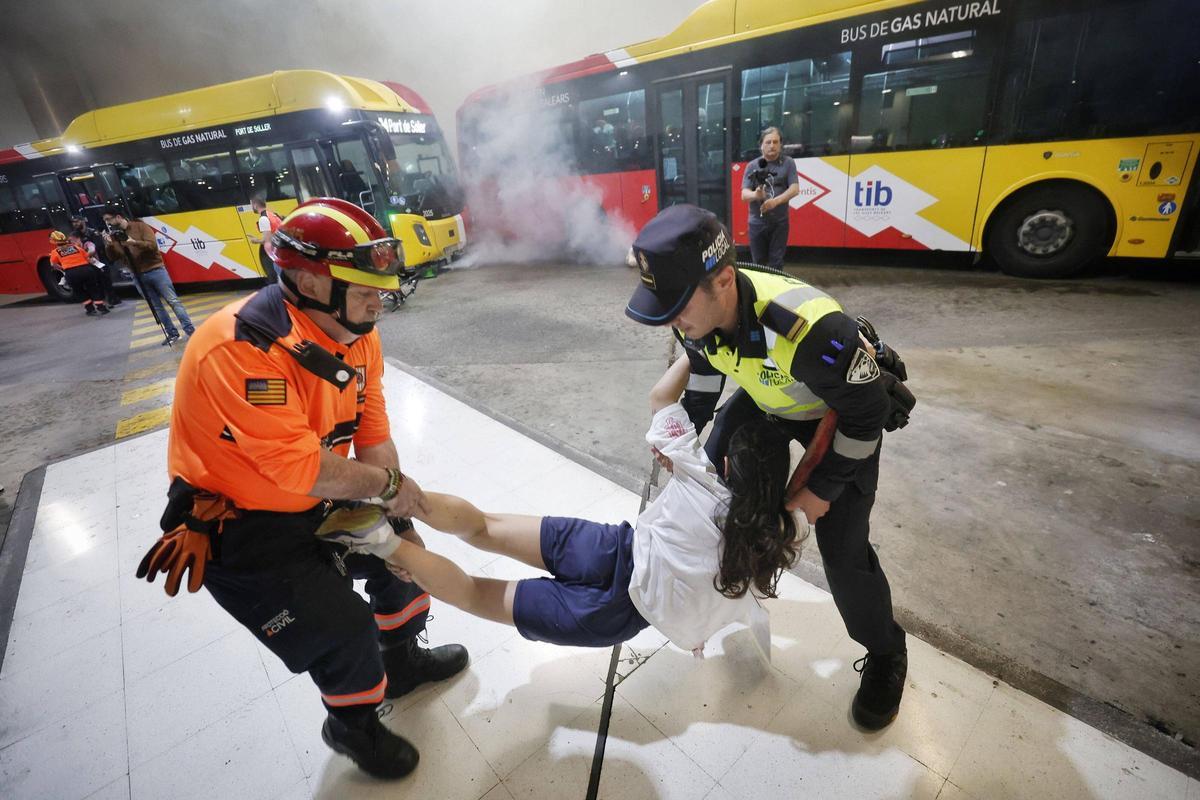 La estación intermodal de Palma ha sido escenario de un gran simulacro de emergencias este domingo