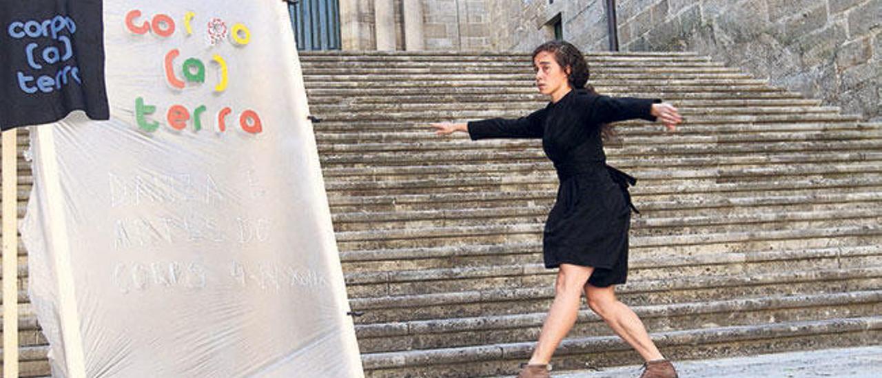 Una bailarina actúa durante el acto de presentación del festival de danza. // Iñaki Osorio