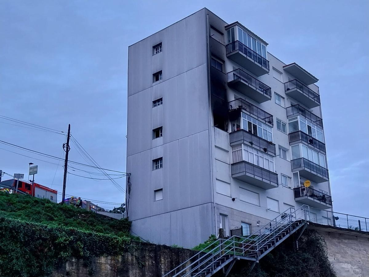 La fachada trasera del edificio vista desde la playa de Loureiro con los efectos de la intensa humareda que salía del piso donde se originó y concentró el fuego.