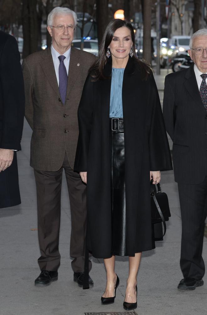 La reina Letizia, espectacular con falda efecto cuero