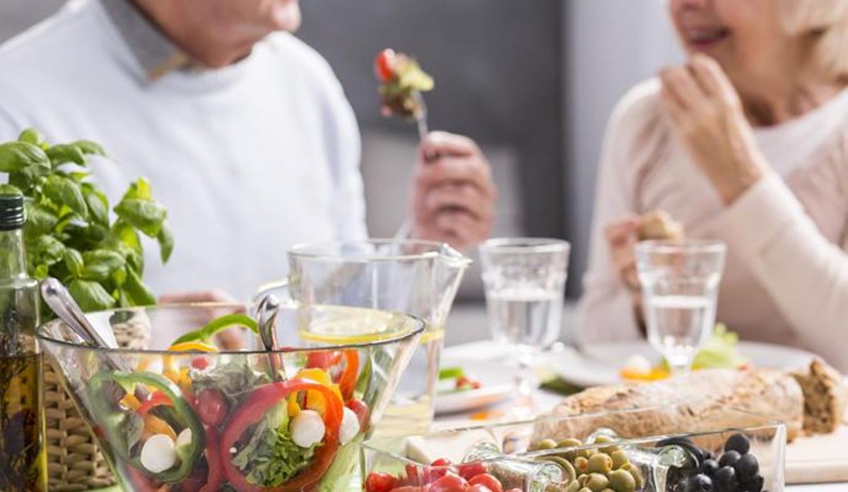 Analizaron el microbioma intestinal de 612 personas de 65 a 79 años, antes y después de 12 meses de comer su dieta habitual o una dieta mediterránea.