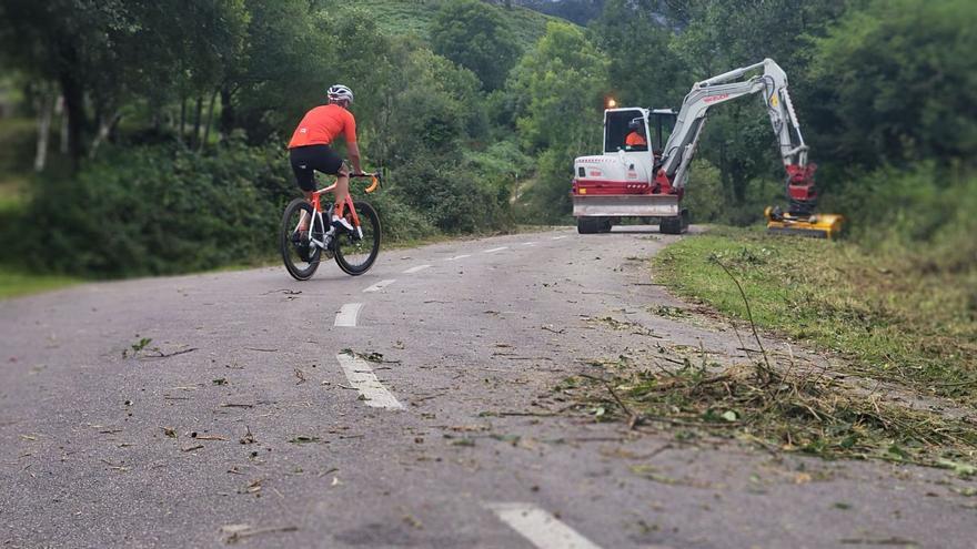 Riosa pedalea hacia la Vuelta a España con el desbroce y el rebacheo del Angliru