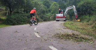 Riosa pedalea hacia la Vuelta a España con el desbroce y el rebacheo del Angliru