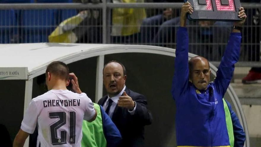 Cheryshev abandona el campo tras ser sustituido por Benítez en el segundo tiempo ante el Cádiz.