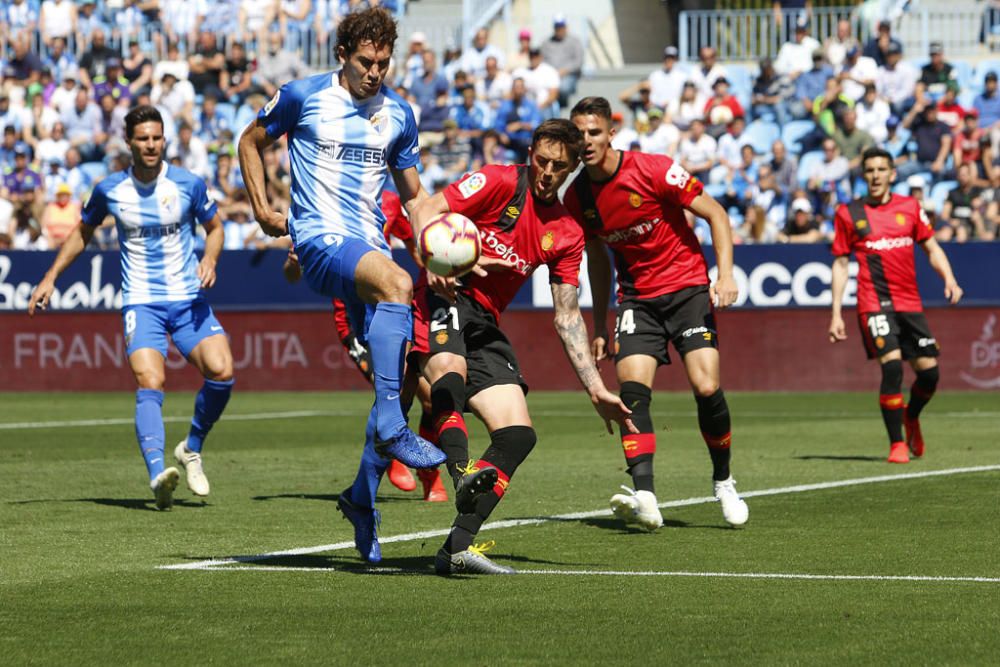 Un tanto de Leo Suárez a cinco minutos del final le da la victoria y los tres puntos al RCD Mallorca en su visita a La Rosaleda, en un duelo de aspirantes al ascenso a Primera División que comenzaban la jornada empatados a puntos.