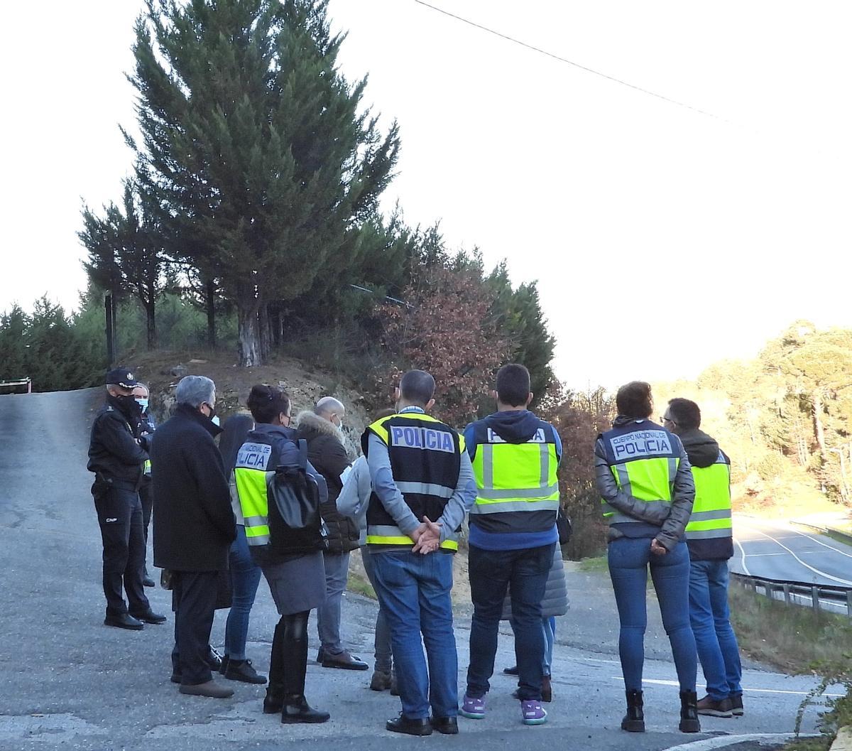 La comitiva policial y judicial, junto a la carretera por la que dijo el acusado que se fueron, y ante la entrada del camino por el que se adentró la pareja al huir del motel, según tres testigos.