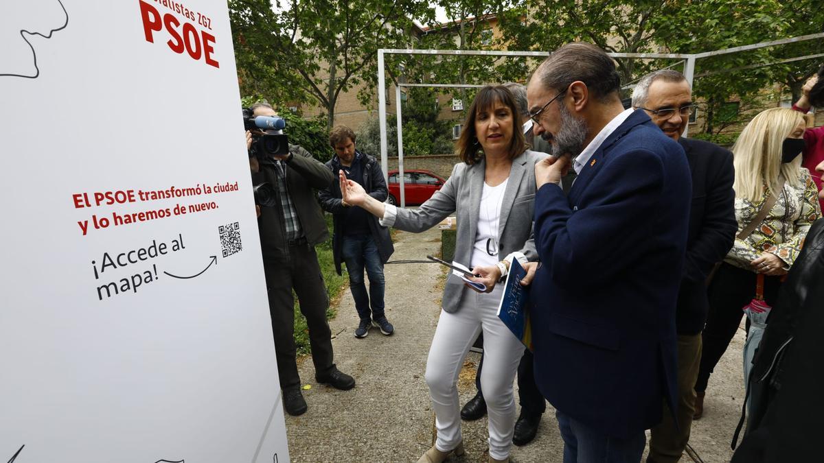 Ranera y Lambán, ante el cartel de la campaña socialista.