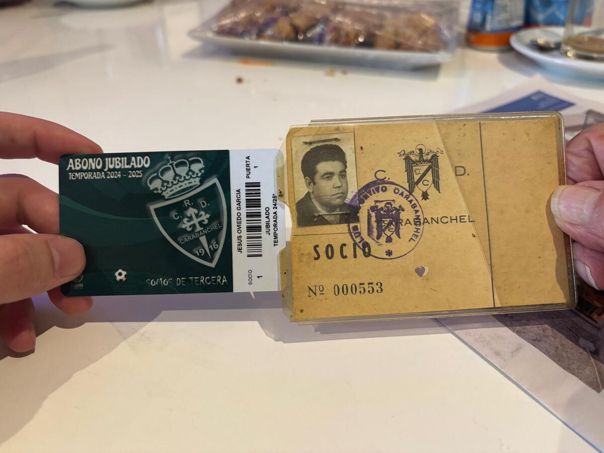 A la derecha, su carnet de 1968 y a la izquierda el de este año, como socio número uno.