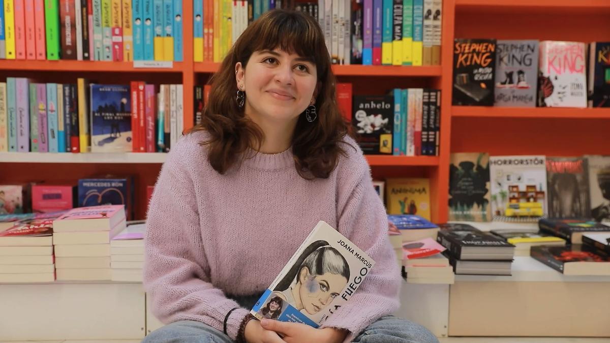 Joana Marcús cautiva a los jóvenes con ‘Ciudades de humo’, una novela distópica