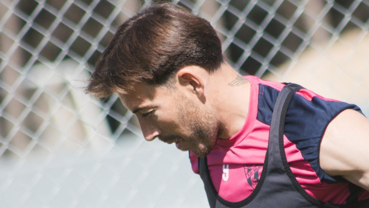 Sergi Enrich, durante un entrenamiento en la BAF antes de viajar a Ipurua.