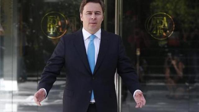 El presidente de El Corte Inglés, Dimas Gimeno Álvarez, ante la sede de la Fundación Ramón Areces de Madrid,  antes del inicio de la junta de accionistas, este domingo.
