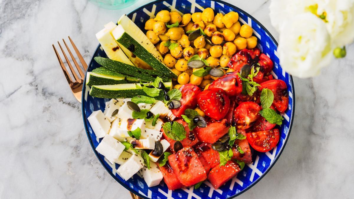 Beneficios y versatilidad de la ensalada mediterránea de garbanzos