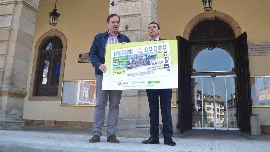 Alejandro Vega y Pedro Ortiz, con el billete de la ONCE alusivo a Villaviciosa, ayer delante del Ayuntamiento.