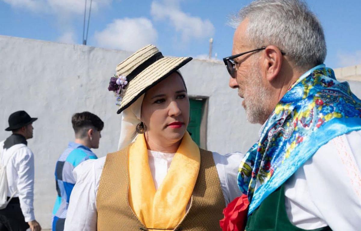 La concejala de Educación de Arrecife, Abigail González, y el presidente de la Parranda Marinera Los Buches, Juan Antonio Machado.