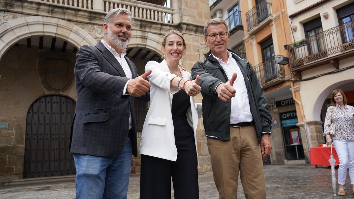 Feijóo, Pizarro y Guardiola, ante el Ayuntamiento de Plasencia.