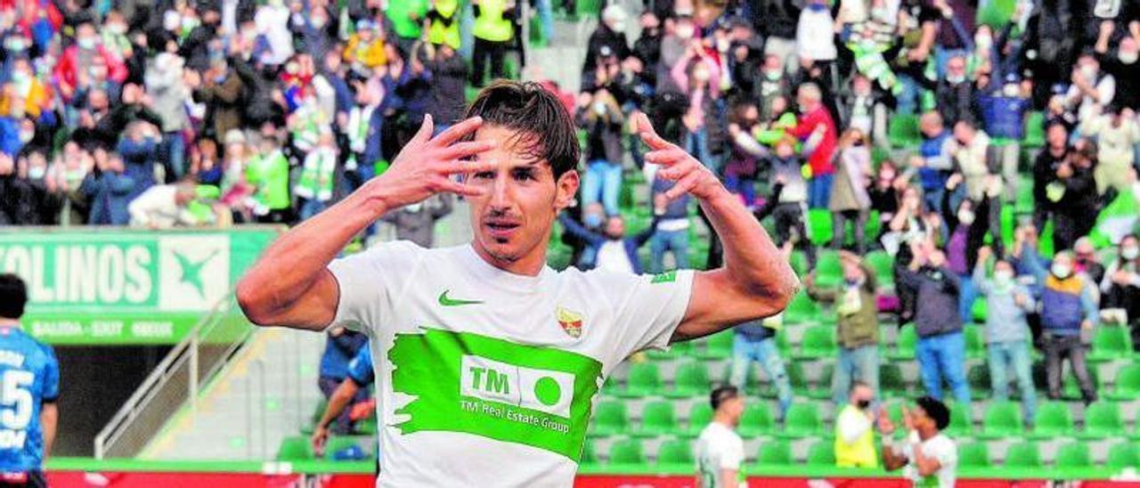 Pere Milla celebra el gol que permitía la remontada del Elche y que abrió el camino hacia la victoria y la permanencia.  | MATÍAS SEGARRA