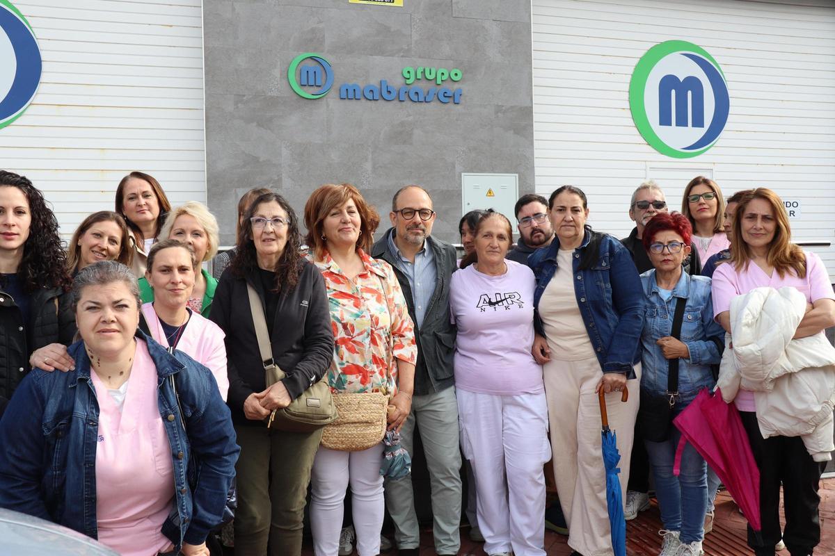 El parlamentario andaluz por el PSOE de Córdoba Antonio Ruiz Sánchez en la concentración de las limpiadoras de institutos de Córdoba.
