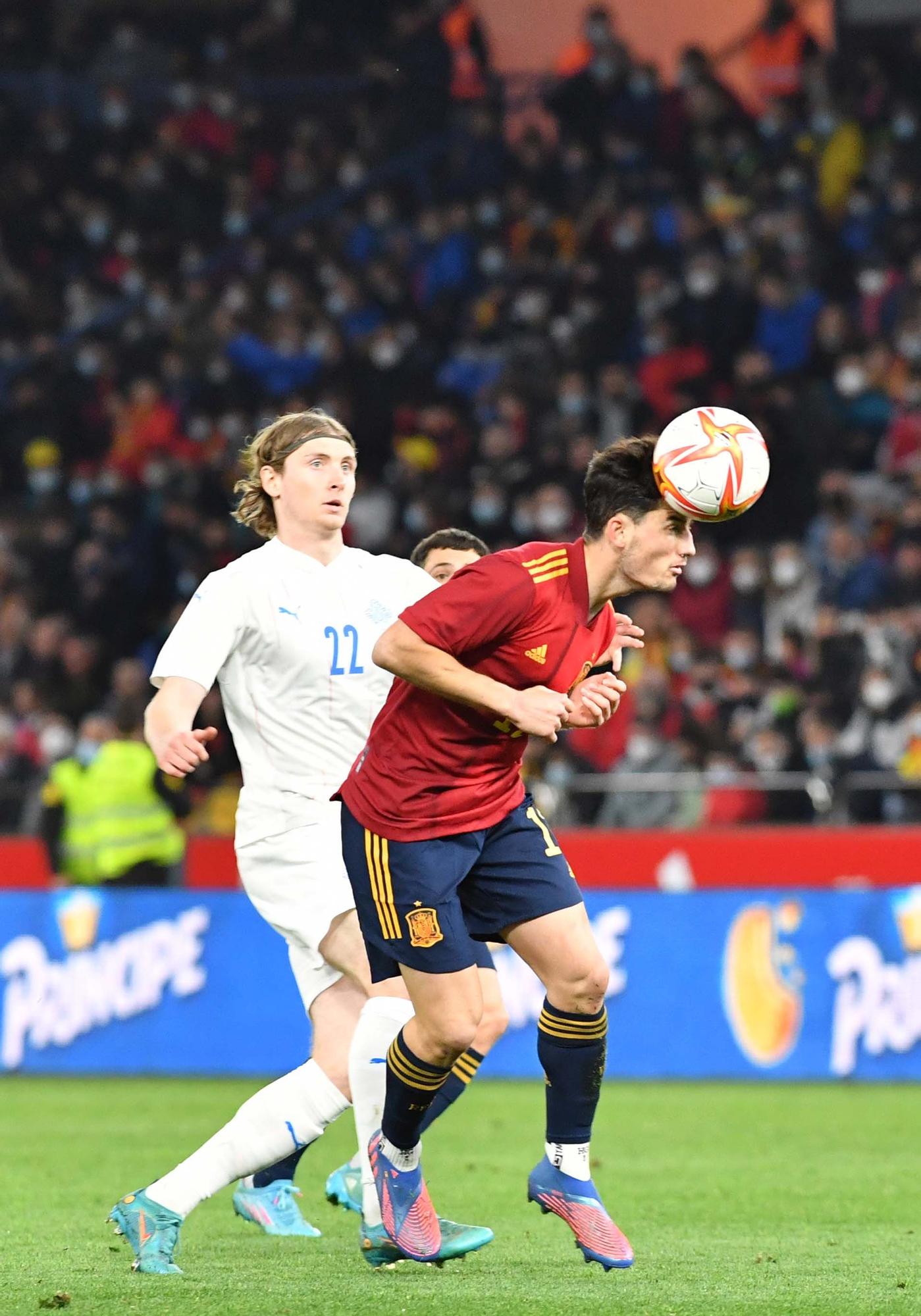 España golea a Islandia (5-0) en A Coruña con Riazor repleto