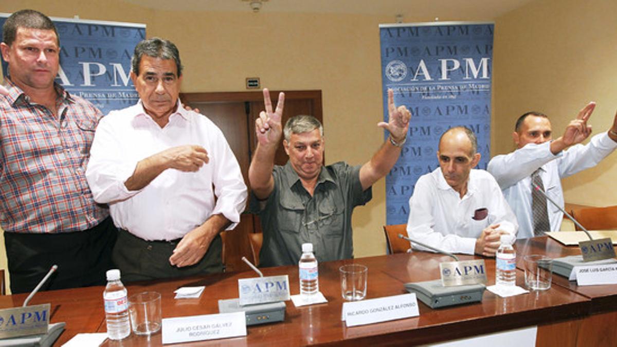 Algunos de los disidentes cubanos llegados a España antes de la rueda de prensa que han ofrecido hoy en Madrid.