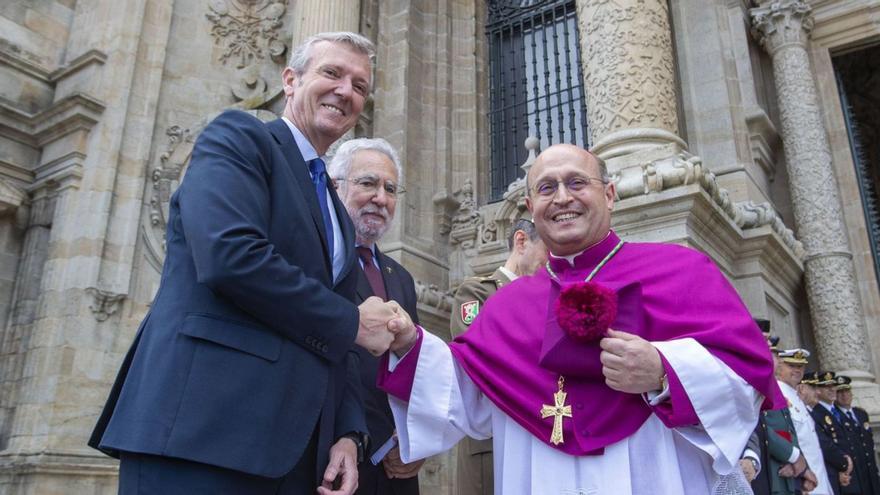 Alfonso Rueda saluda a monseñor Francisco José Prieto durante la toma de posesión del nuevo arzobispo de Santiago, el pasado 3 de junio / X. G.