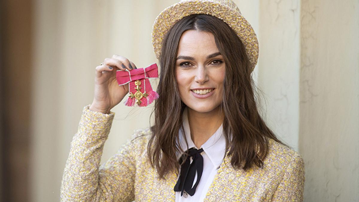 Detalle de Keira Knightley tras recibir la medalla de la Orden del Imperio Británico