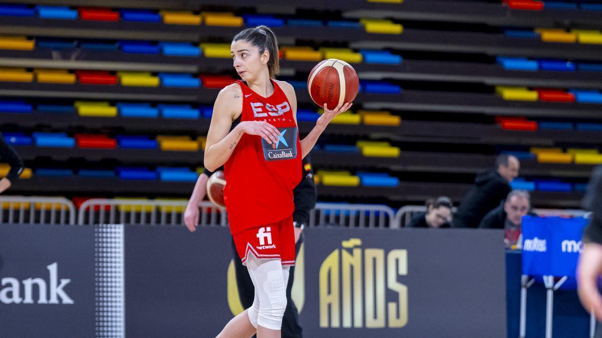 Mariona Ortiz, base del Casademont Zaragoza, entrenando con la selección española