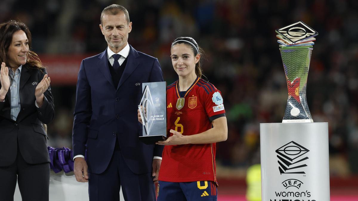 Aitana Bonmatí exhibe el trofeo de MVP junto a Alexandr Ceferin, el presidente de la UEFA.