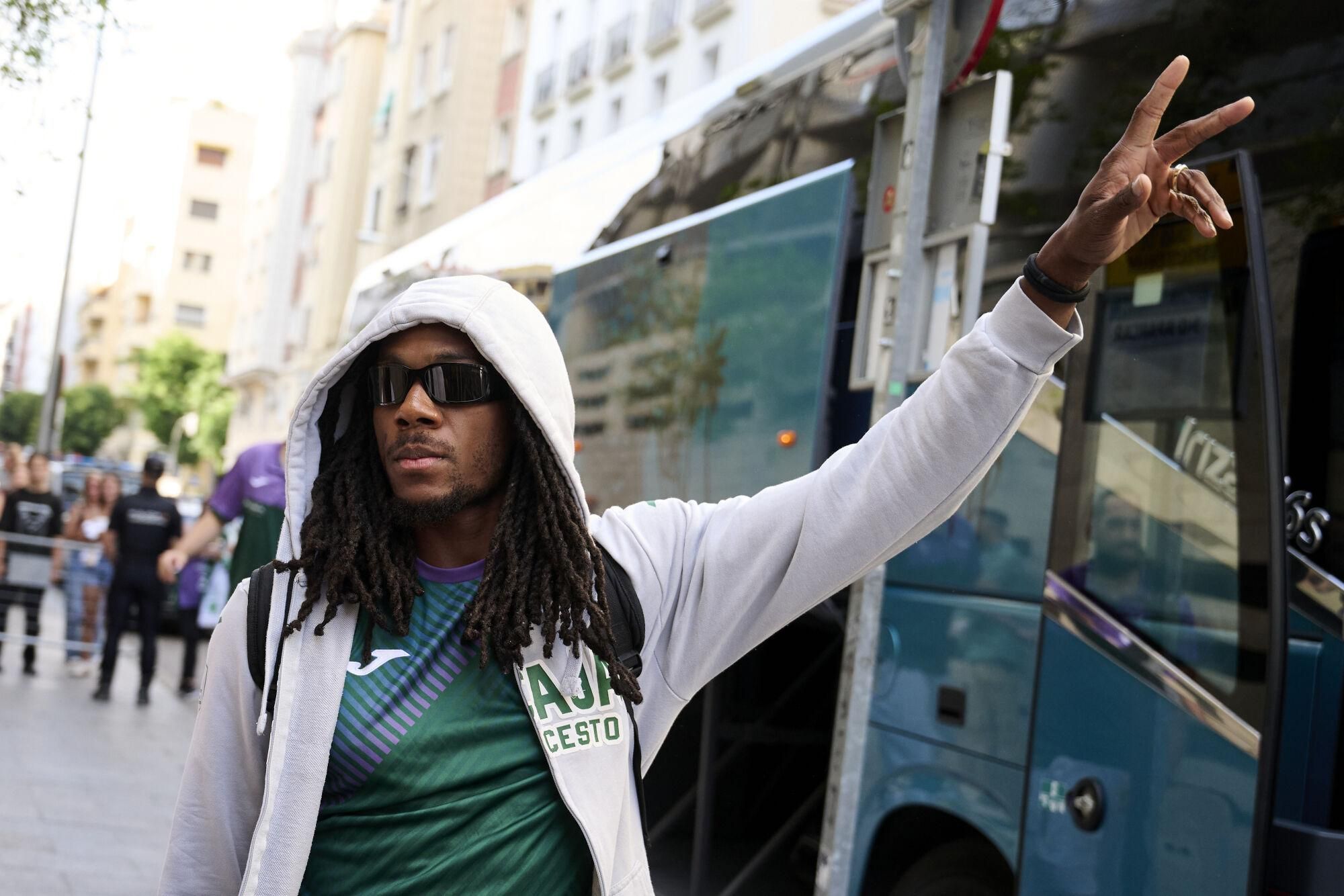 Llegada del Unicaja al Movistar Arena y calentamiento de los verdes