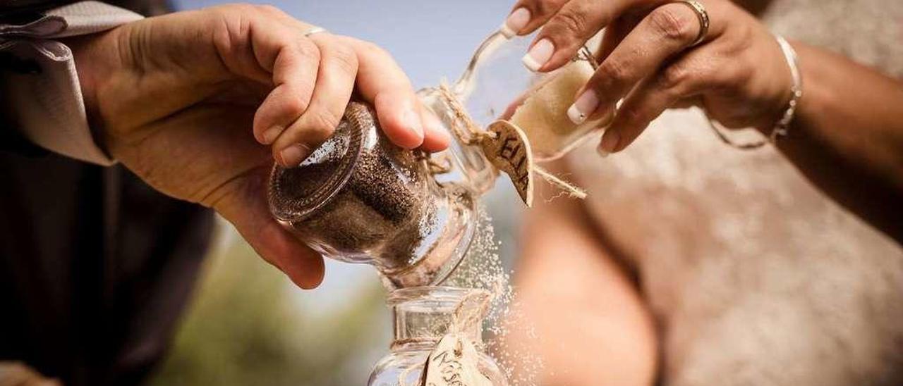 Detalle tomado durante la ceremonia de un enlace matrimonial. // Bernabé