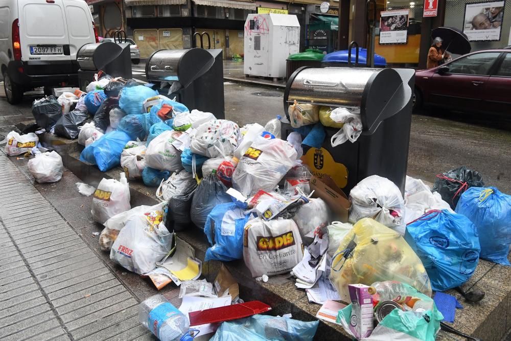 El servicio se ha reforzado esta mañana en la ronda de Nelle y el centro, donde se acumulan más residuos