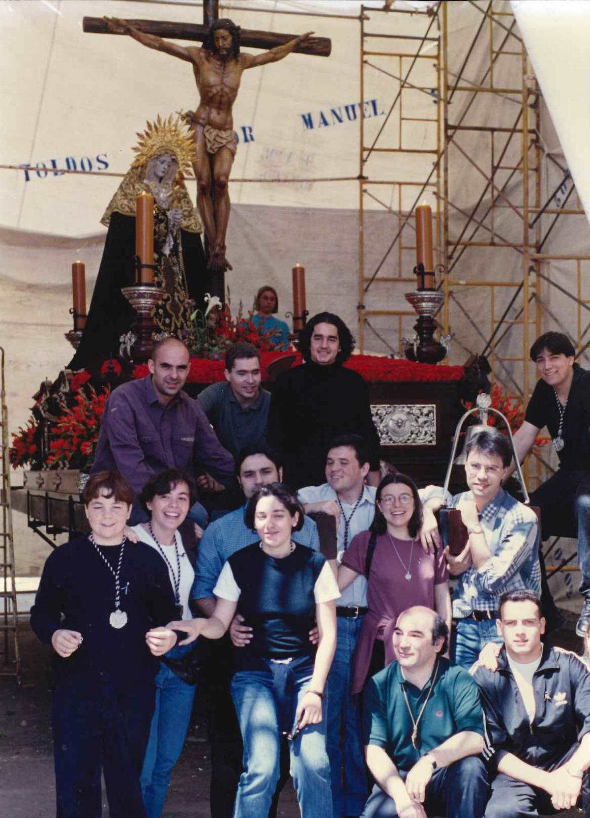 Jesús Castellanos en 1998, con un grupo de hermanos en el último ‘tinglao’ de Dolores del Puente en El Perchel.