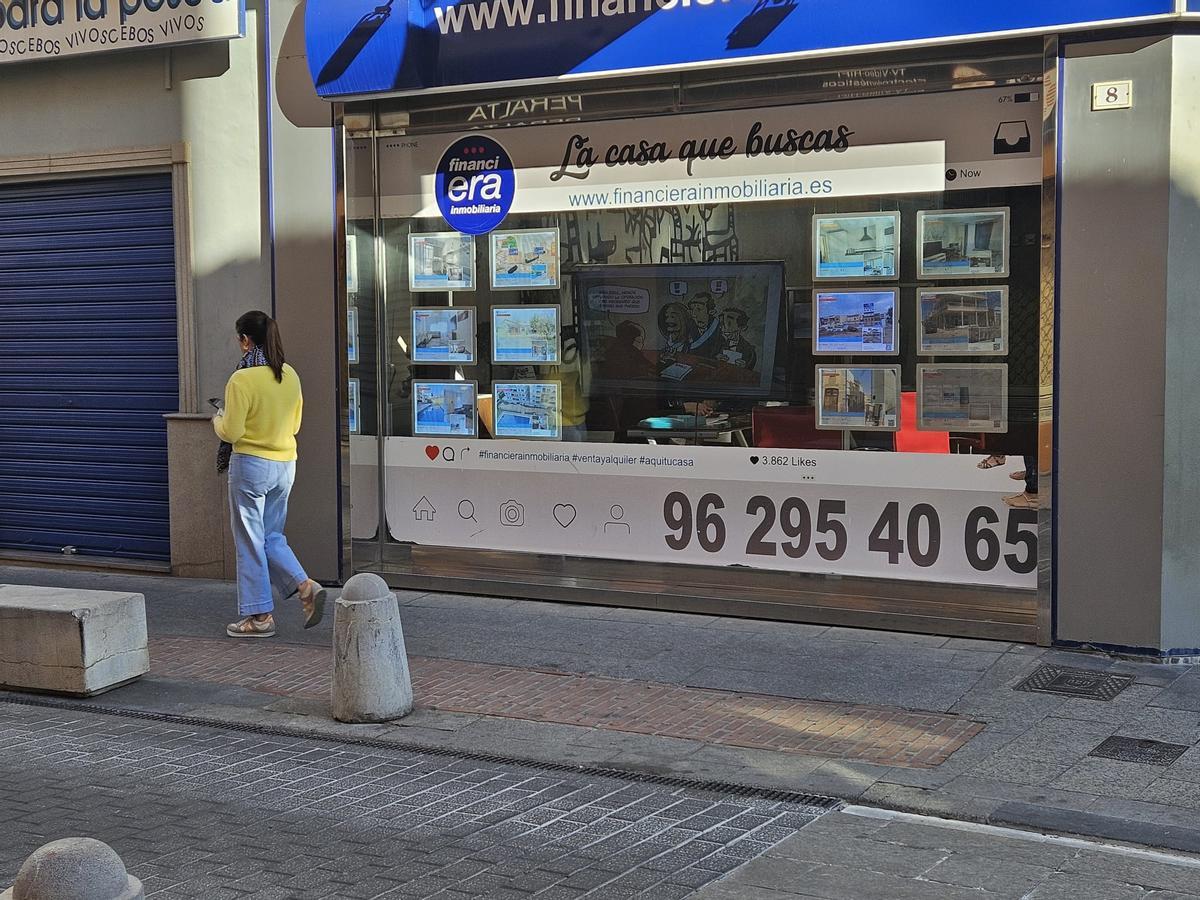 Una de las inmobiliarias situadas en Gandia, en una imagen de archivo.