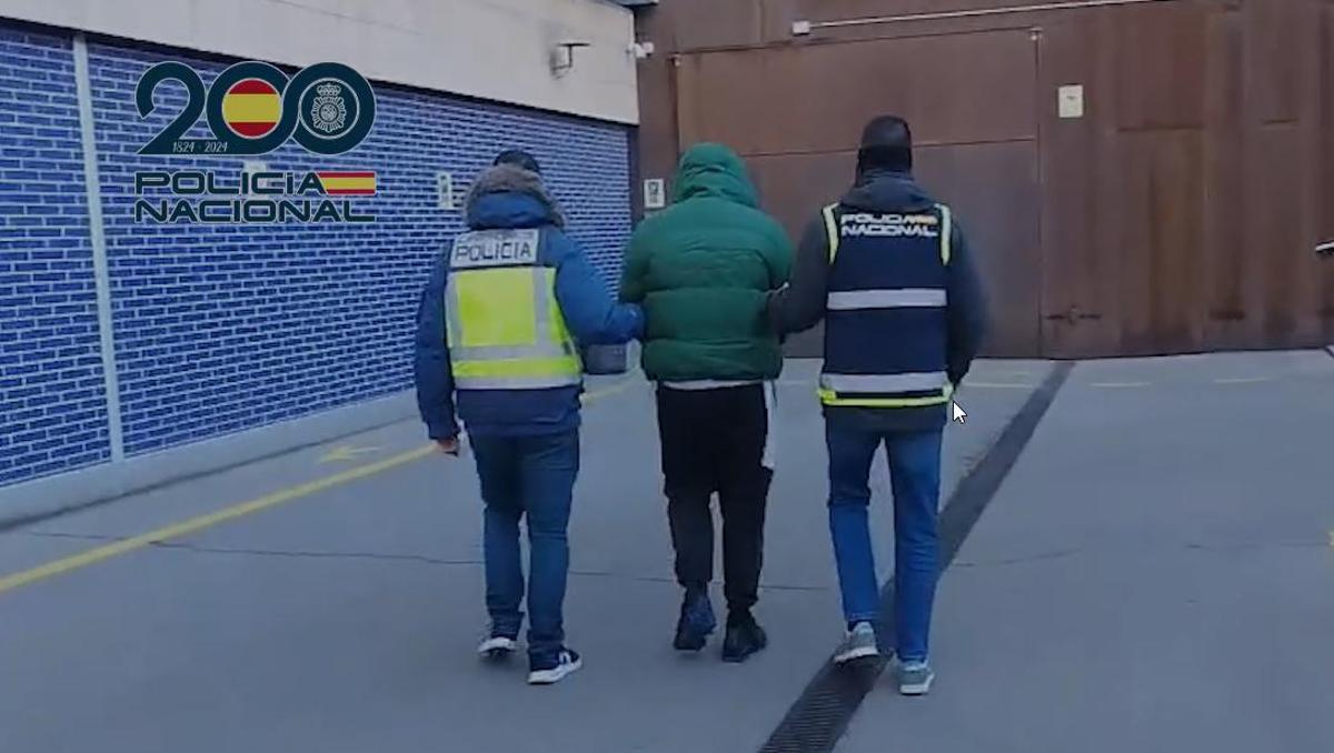 La Policía ha detenido a un hacker en Igualada. Un momento de su conducción a dependencias policiales.