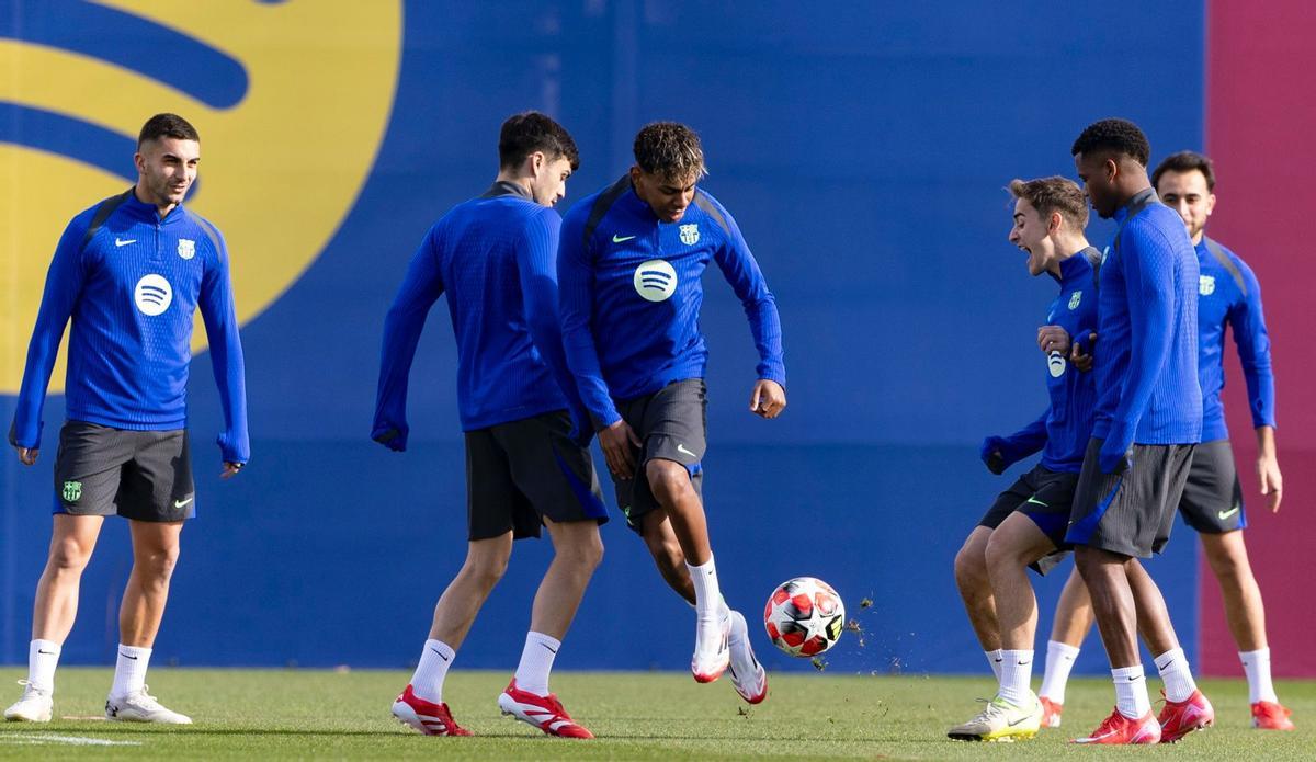 Ferran, Pedri, Lamine Yamal, Gavi, Ansu y Eric, en un rondo.