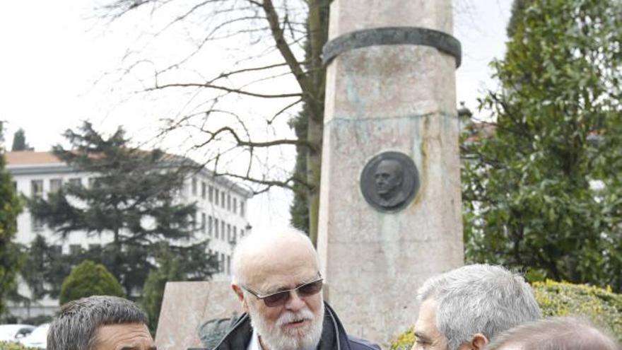 De izquierda a derecha, Roberto Sánchez Ramos, José Luis Martín Pallín, Gaspar Llamazares y Jesús Iglesias, delante del monumento a Franco, en Oviedo.