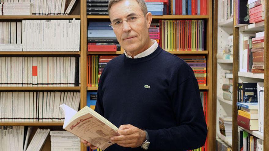 Francisco Morales Lomas, ayer, con su libro en la librería Áncora, en la plaza de Uncibay.