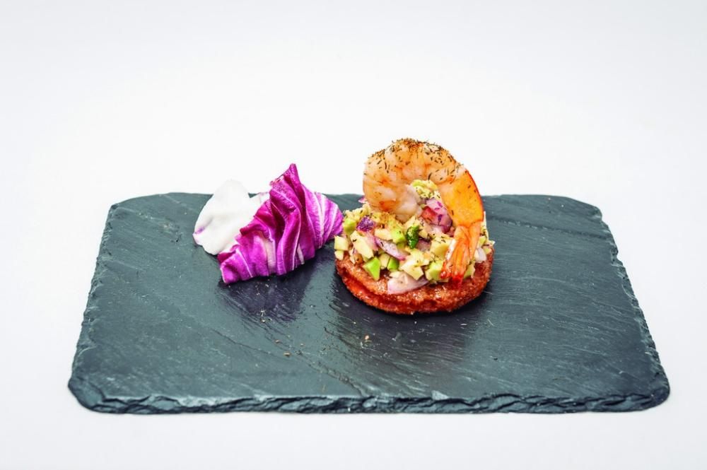 Las Flores Bar | Sirena: tomate rebozado con langostino a la plancha y salsa de aguacate.